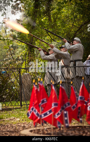 I re-enactos confederati sparano una volly per onorare i soldati caduti al Confederate Cemetery in occasione del Confederate Memorial Day il 10 maggio 2011 a Mount Pleasant, Carolina del Sud. La Carolina del Sud è uno dei tre stati che segna la giornata come festa pubblica. Foto Stock