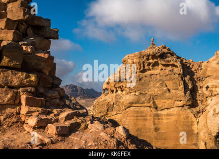 Vista dall'alto luogo del sacrificio alla cima di una montagna con inukshuk, o impilate stone cairn, Petra, Giordania, il Medio Oriente e con il blu del cielo Foto Stock