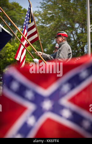 I rievocatori confederati presentano i colori al Magnolia Cemetery per celebrare il Confederate Memorial Day il 10 maggio 2011 a Charleston, Carolina del Sud. La Carolina del Sud è uno dei tre stati che segna la giornata come festa pubblica. Foto Stock