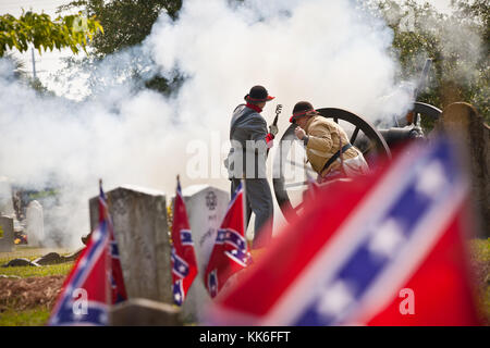 I rievocatori confederati sparano un canone al Magnolia Cemetery per celebrare il Confederate Memorial Day il 10 maggio 2011 a Charleston, Carolina del Sud. La Carolina del Sud è uno dei tre stati che segna la giornata come festa pubblica. Foto Stock