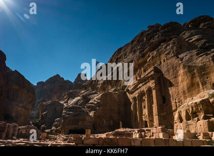 I soldati romani tomba, Petra, Giordania, il Medio Oriente e con il cielo blu, sul percorso a piedi ad alto luogo del sacrificio Foto Stock