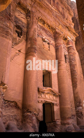 In arenaria rosa Nabataean intagliato Tombe Reali, Petra sito archeologico, Giordania, Medio Oriente all'inizio. La luce del mattino Foto Stock