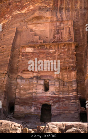 Arenaria rosa Nabataean tomba reale, Petra sito archeologico, Giordania, Medio Oriente all'inizio. La luce del mattino Foto Stock