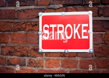 Scrittura a mano testo didascalia ispirazione che mostra Stroke Concept significato Medicina salute stetoscopio malattia scritto su vecchio annuncio Road sign con ba Foto Stock