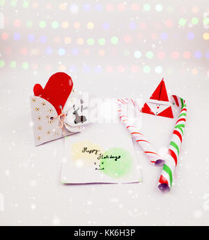 Decorazione di natale piazza diy confezione regalo con biglietto di auguri e candy canes per la celebrazione con la caduta della neve migliori vacanze di Natale Immagine di sfondo Foto Stock