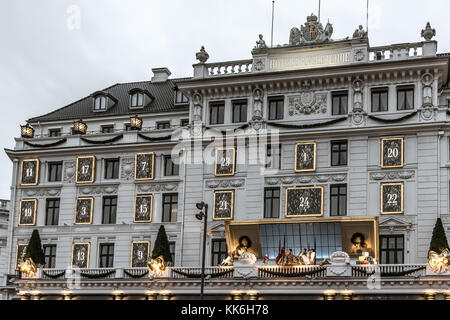 Facciata dell'Hotel d'Angleterre a Copenhagen, con decorazioni di Natale, Danimarca, 28 novembre 2017 Foto Stock