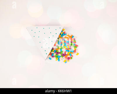 Decorazione di natale triangolo confezione regalo con caramelle colorate dalla casella con colorati bokeh di fondo per le celebrazioni migliori vacanze di Natale sfondo imag Foto Stock