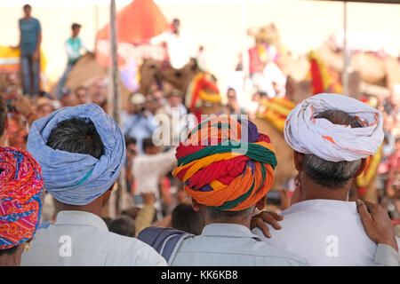 Camel herders / commercianti a Pushkar Camel e la Fiera dei Cavalli di Pushkar, Rajasthan,l'India Foto Stock