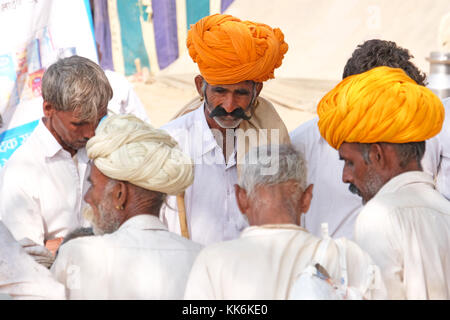 Camel herders / commercianti a Pushkar Camel e la Fiera dei Cavalli di Pushkar, Rajasthan,l'India Foto Stock