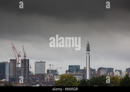 La vista di Birmingham dal lungo la Aston Expressway come nuvole scure raccogliere prima di una tempesta Foto Stock