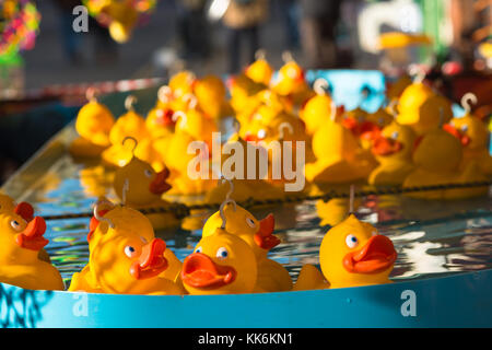 Le papere di gomma al gancio di un anatra fiera attrazione. Foto Stock