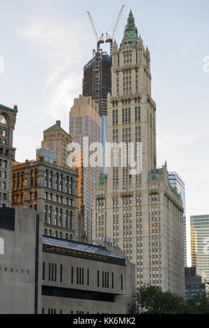 Vista di Lower Manhattan grattacieli tra cui il Woolworth Building e il world trade center in costruzione. Foto Stock