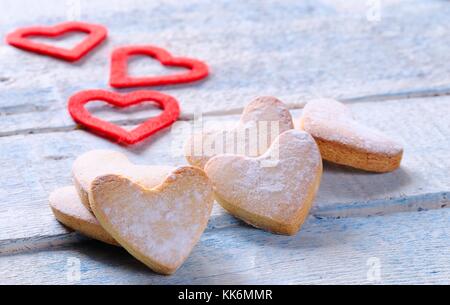 Biscotti fatti in casa per il giorno di san valentino su tavola in legno Foto Stock