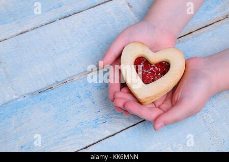 Biscotti fatti in casa per il giorno di san valentino su tavola in legno Foto Stock