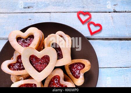 Biscotti fatti in casa per il giorno di san valentino su tavola in legno Foto Stock