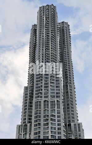 New York City - 3 giugno 2012: Frank Gehry's beekman tower contenente gli appartamenti di lusso nella città di new york, new york. Foto Stock