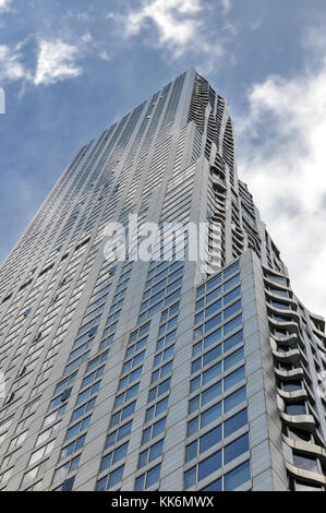 New York City - 3 giugno 2012: Frank Gehry's beekman tower contenente gli appartamenti di lusso nella città di new york, new york. Foto Stock