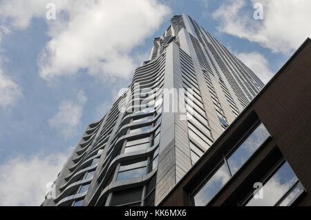 New York City - 3 giugno 2012: Frank Gehry's beekman tower contenente gli appartamenti di lusso nella città di new york, new york. Foto Stock