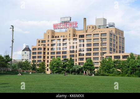 I Testimoni di Geova torre di avvistamento ufficio nella città di New York al fianco di Ponte di Brooklyn Park. Foto Stock