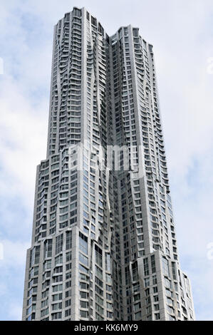 New York City - 3 giugno 2012: Frank Gehry's beekman tower contenente gli appartamenti di lusso nella città di new york, new york. Foto Stock