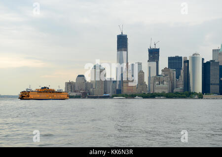 La Staten Island Ferry Crossing sullo skyline di New York da Governor's Island. Foto Stock