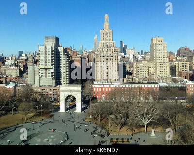 Vista aerea di Washington Square park guardando a nord fino a midtown Manhattan di New York City. Foto Stock