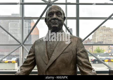 New York City - ottobre 22, 2016: jacob k. javits statua in bronzo di Jacob Javits Convention Center di New York City. Foto Stock