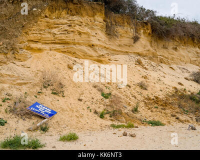 Erosione costiera lungo la spiaggia di Pakefield, ciò è causato dalle onde e marea azione la rimozione dei sedimenti. Foto Stock