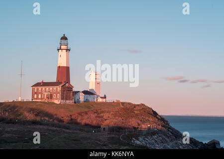 La montauk point lighthouse situato adiacente a Montauk Point State Park, in corrispondenza del punto più orientale di Long Island, nella frazione di Montauk nella per Foto Stock