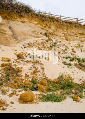 Erosione costiera lungo la spiaggia di Pakefield, ciò è causato dalle onde e marea azione la rimozione dei sedimenti. Foto Stock