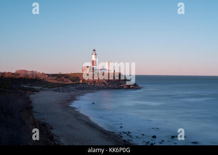 La montauk point lighthouse situato adiacente a Montauk Point State Park, in corrispondenza del punto più orientale di Long Island, nella frazione di Montauk nella per Foto Stock