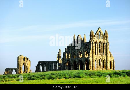 Whitby benedettina abbazia fondata 657annuncio. Rovina sulla East Cliff di vecchia città portuale di Whitby, costa del Mare del Nord del North Yorkshire, Inghilterra Foto Stock