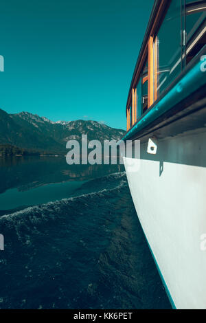 In barca a vela sul lago di Bohinj in Slovenia Il parco nazionale del Tricorno Foto Stock