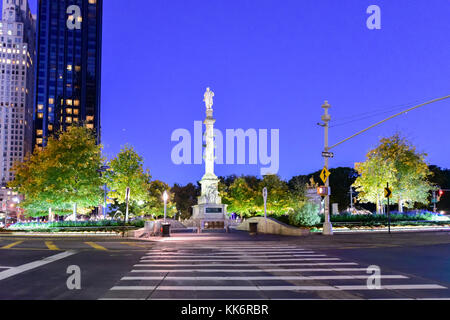 Columbus circle a Manhattan che fu completata nel 1905 e rinnovato un secolo più tardi. Foto Stock