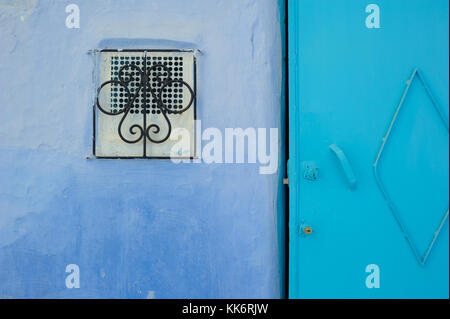 Dettaglio di una porta blu in una vecchia medina Foto Stock