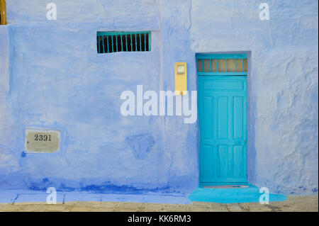 Blue House e porta nella vecchia medina di chefchaouen Foto Stock