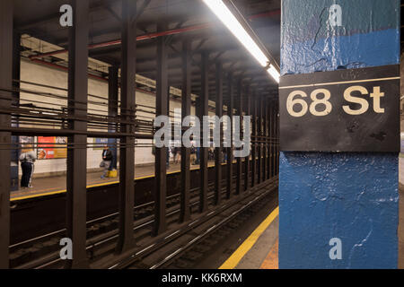 New York City - Novembre 18, 2016: sessanta ottava strada stazione della metropolitana sulla east side di Manhattan, New York City. Foto Stock