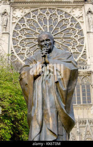 Parigi, Francia. Statua: Papa Giovanni Paolo II (Zurab Tsereteli: 2014) al di fuori della cattedrale di Notre Dame / Notre-dame de Paris sull isola de la Cite. Foto Stock