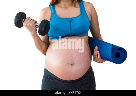 Closeup asian femmine gravide di fare esercizio nella sala sportiva, sollevamento pesi su sfondo bianco,isolare, sana maternità concetto, motherhoo sani Foto Stock