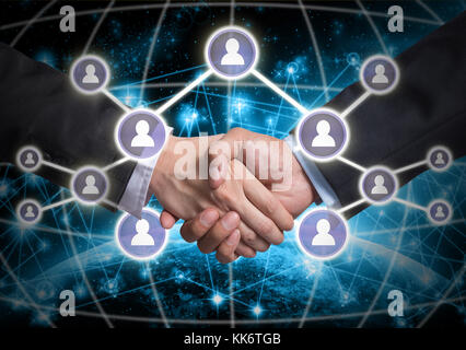 Handshake di business con i social media il simbolo di rete internet concetto sfondo, elementi di questa immagine fornita dalla NASA, business social netwok Foto Stock