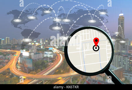 Lente di ingrandimento zomming parte del navigatore mappa su schermo tablet sul collegamento linea sopra la mappa del mondo con cityscape, concetto di navigazione,ele Foto Stock