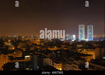 Vista notturna delle torri gemelle a Casablanca Foto Stock