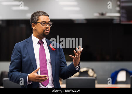 Vaughan Gething AM, manodopera Membro della Welsh Assembly Government per Cardiff Sud e Penarth, parlando in Tŷ Hywel nella Baia di Cardiff Foto Stock