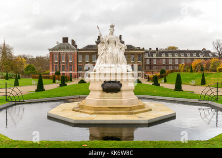 La regina Victoria statua intorno a Kensington Palace in Hyde park, london, Regno Unito Foto Stock