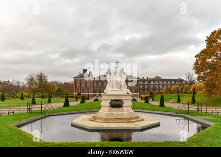 La regina Victoria statua intorno a Kensington Palace in Hyde park, london, Regno Unito Foto Stock