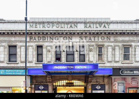 London, Regno Unito - 24 novembre 2016: la stazione ferroviaria di Paddington a Londra, Regno Unito. Foto Stock