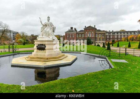 La regina Victoria statua intorno a Kensington Palace in Hyde park, london, Regno Unito Foto Stock