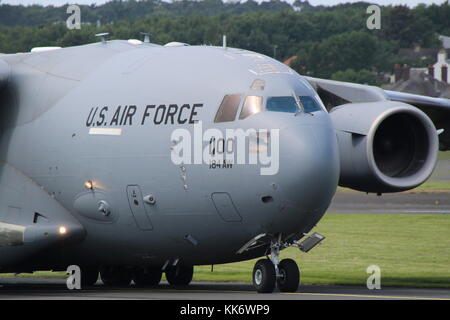 02-1100, un Boeing C-17A Globemaster III gestito da United States Air Force 164Airlift Wing, presso l'Aeroporto di Prestwick in Ayrshire. Foto Stock