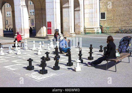 Salisburgo, Austria - 01 May 2017: tradizionale street a scacchi sulla piazza centrale iin Salisburgo è turisti atraction Foto Stock