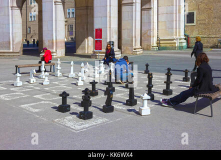 Salisburgo, Austria - 01 May 2017: tradizionale street a scacchi sulla piazza centrale iin Salisburgo è turisti atraction Foto Stock